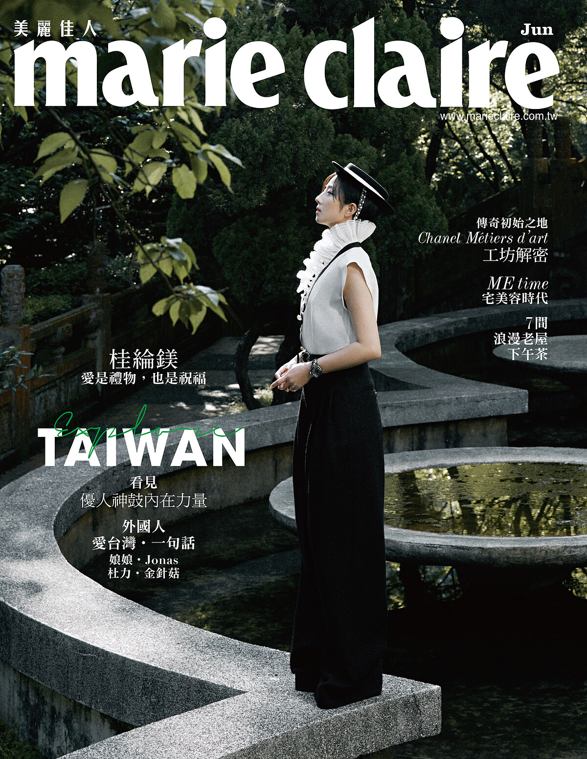 羊毛珍珠裝飾圓帽、雪紡褶飾襯衫、皮革珍珠皮帶、羊毛長褲、 Coco Crush 高級珠寶系列、J12腕錶，all by Chanel。