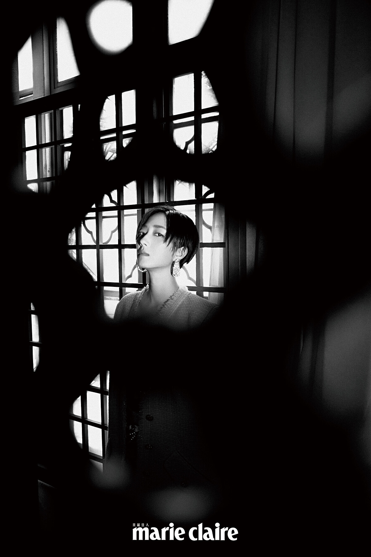 珍珠圓形耳環、粉色斜紋軟昵外套，both by Chanel。