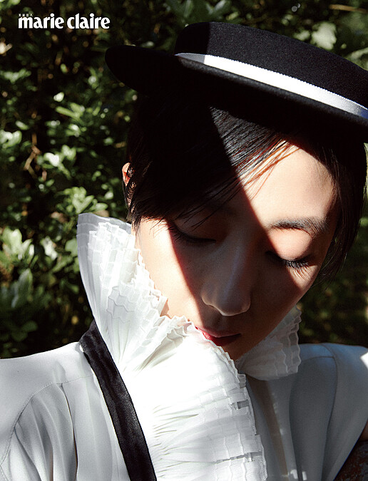 羊毛珍珠裝飾圓帽、雪紡褶飾襯衫，both by Chanel。