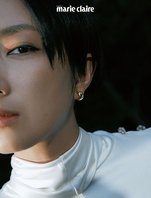 肩飾絲質長洋裝、Coco Crush 高級珠寶系列，both by Chanel。