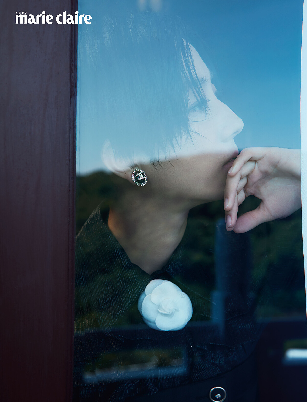 雙C水鑽耳飾、荷葉襯衫、山茶花胸針、平口雙排釦洋裝，all by Chanel。