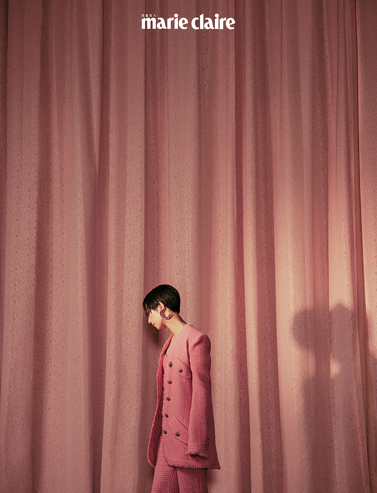 珍珠圓形耳環、粉色斜紋軟昵外套、雙色針織上衣、粉色斜紋軟昵長褲，all by Chanel。