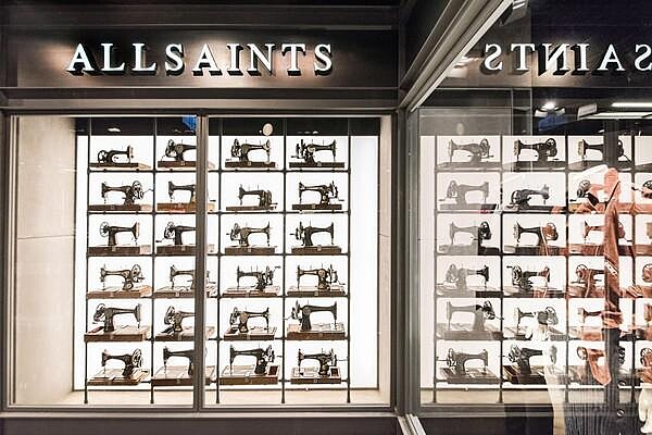 以往的縫紉機牆在全新店裝退場了