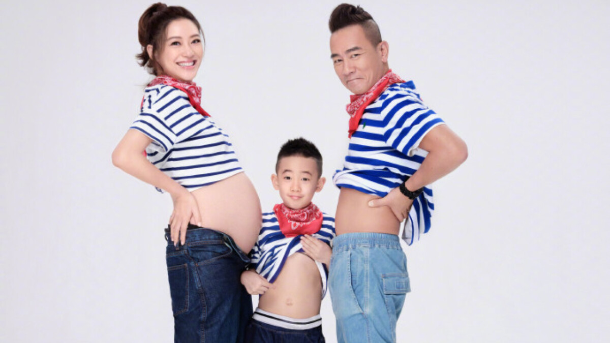 應采兒生了！微博宣布好消息，曬陳小春、Jasper全家合照：「一家四口，感恩！」