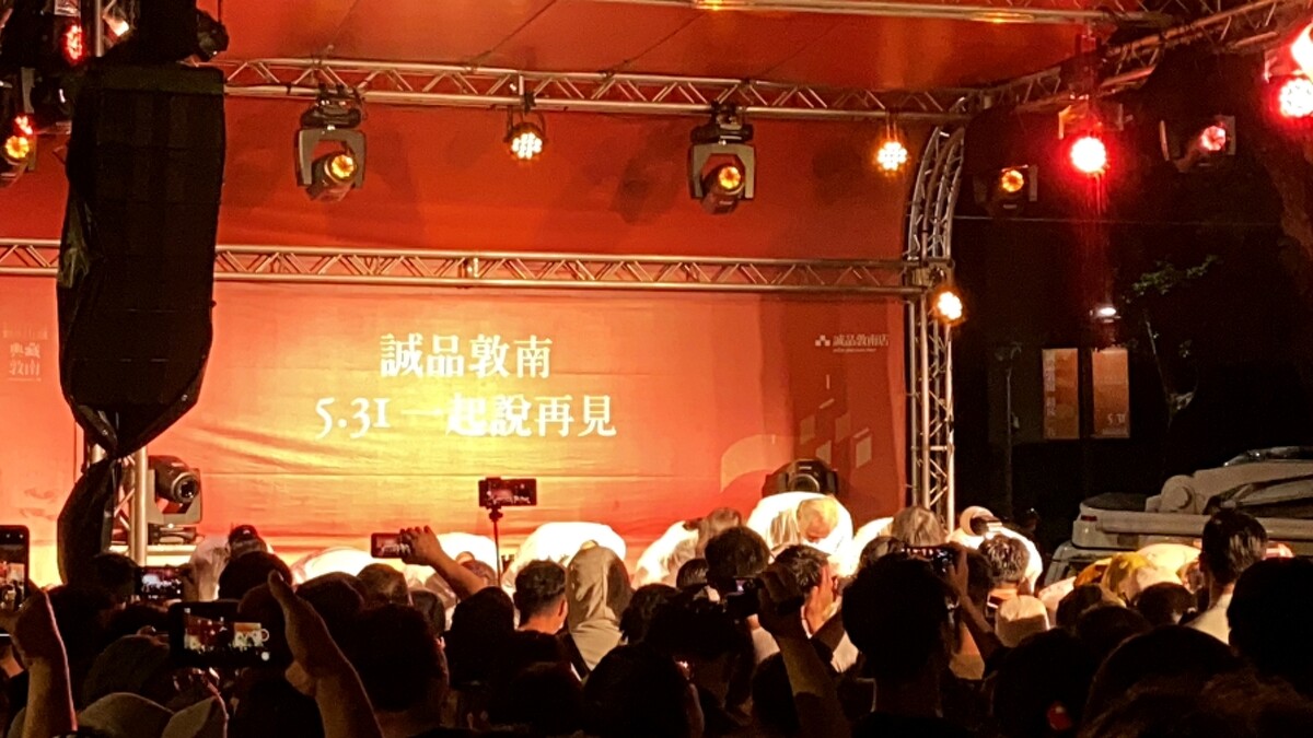 吳旻潔率領工作團隊鞠躬，向每個熱愛閱讀的心靈致敬