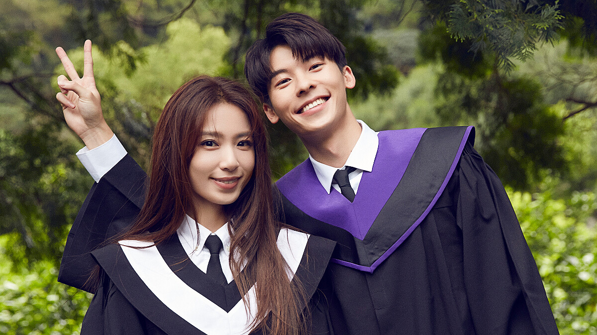 田馥甄〈懸日〉MV公開！找來新一代男神許光漢搭檔演出，穿學士服回憶放不下的青澀愛戀