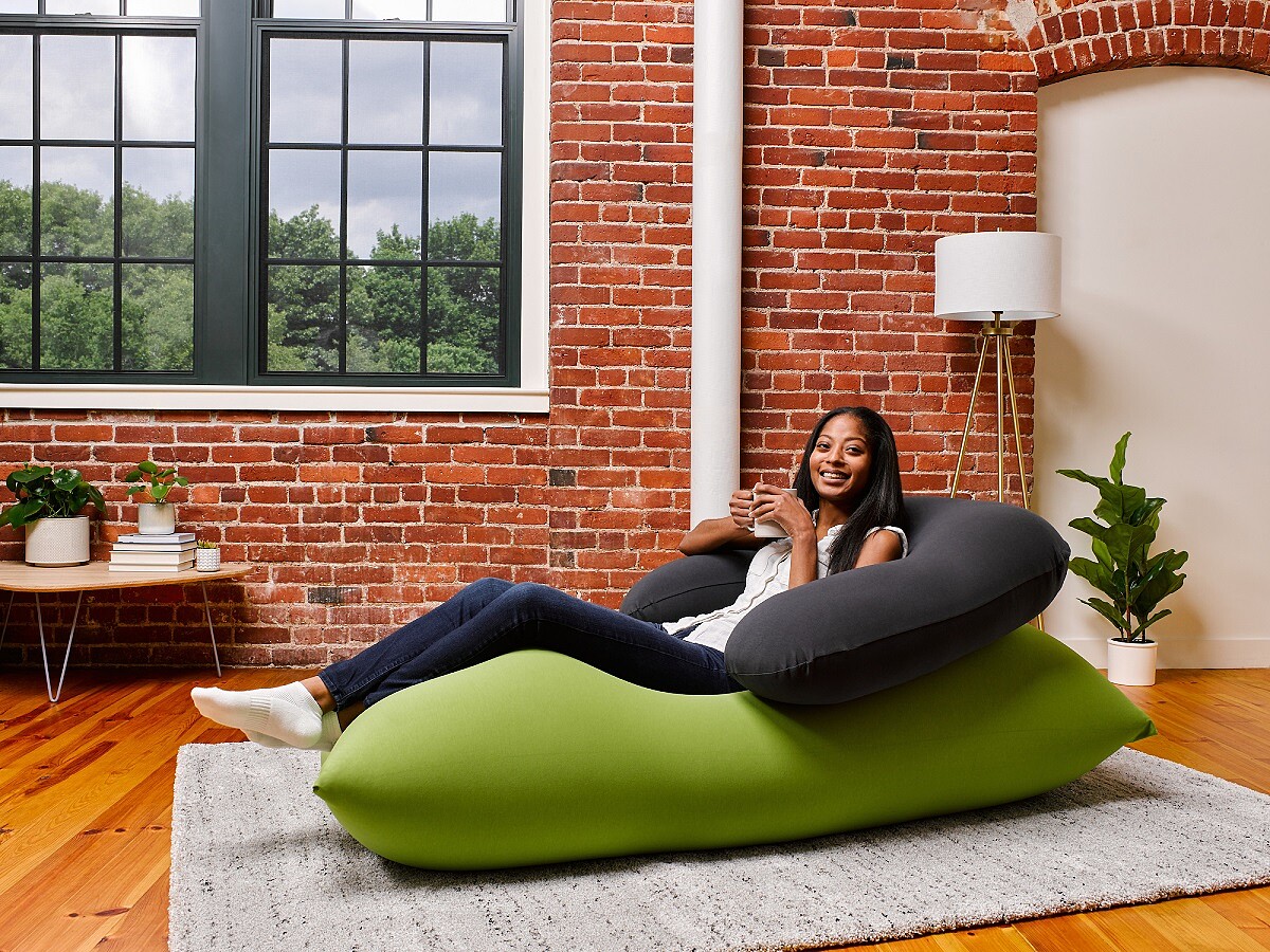 誠品生活信義店｜YOGIBO悠式生活｜Yogibo Support 室內U型枕｜推薦價4,200元。