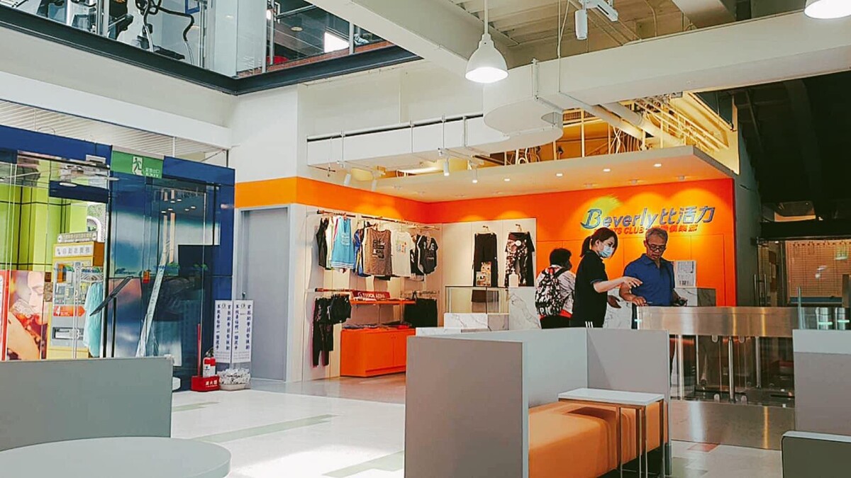 擁有泳池、旁邊還有有機食品專賣的比活力信義館