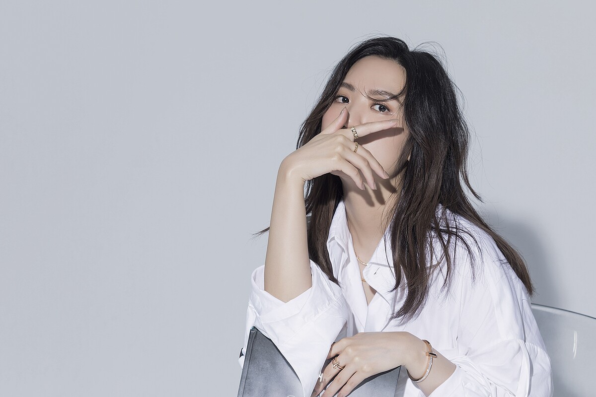 18K玫瑰金窄版戒指、18K玫瑰金窄版鑲鑽戒指、18K玫瑰金寬版鋪鑲鑽石手環，All by Tiffany T1系列；True 18K金寬版戒指、True 18K金窄版戒指、Smile 18K金鑲鑽鏈墜、Smile 18K金鏈墜，All by Tiffany T系列；白襯衫，Vivienne Westwood