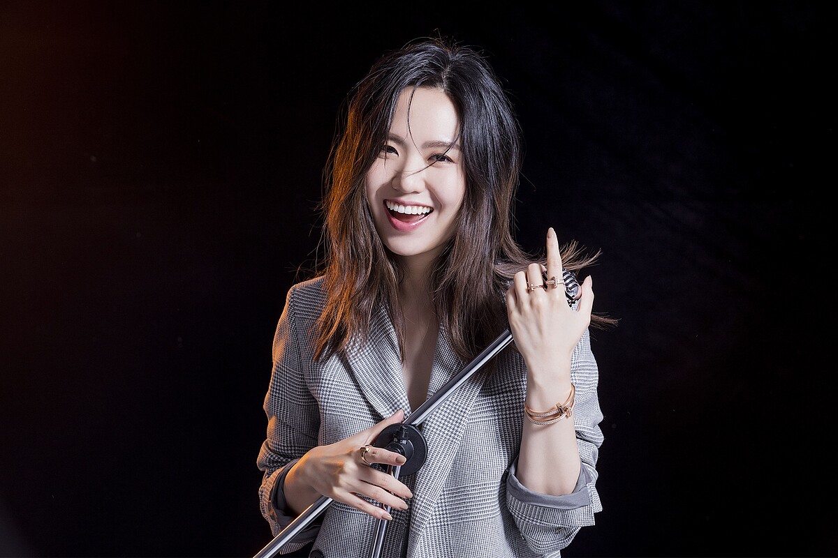 18K玫瑰金寬版戒指、18K玫瑰金寬版鋪鑲鑽石戒指、18K玫瑰金窄版鑲鑽戒指、18K玫瑰金寬版鋪鑲鑽石手環，All by Tiffany T1系列；藍色蕾絲印花洋裝、灰色格紋西裝外套、黑色短靴，All by AllSaints。