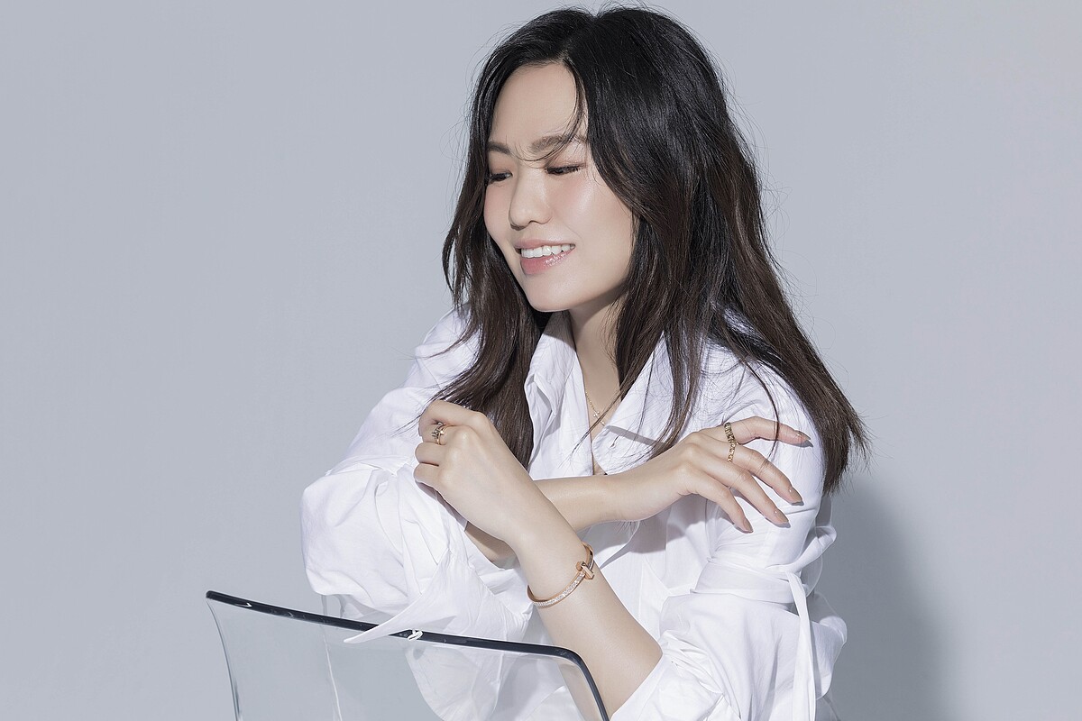 18K玫瑰金窄版戒指、18K玫瑰金窄版鑲鑽戒指、18K玫瑰金寬版鋪鑲鑽石手環，All by Tiffany T1系列；True 18K金寬版戒指、True 18K金窄版戒指、Smile 18K金鑲鑽鏈墜、Smile 18K金鏈墜，All by Tiffany T系列；白襯衫，Vivienne Westwood