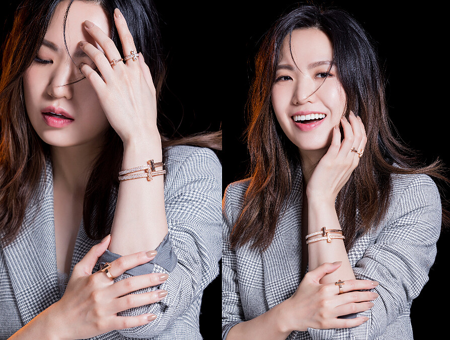 18K玫瑰金寬版戒指、18K玫瑰金寬版鋪鑲鑽石戒指、18K玫瑰金窄版鑲鑽戒指、18K玫瑰金寬版鋪鑲鑽石手環，All by Tiffany T1系列；藍色蕾絲印花洋裝、灰色格紋西裝外套、黑色短靴，All by AllSaints。