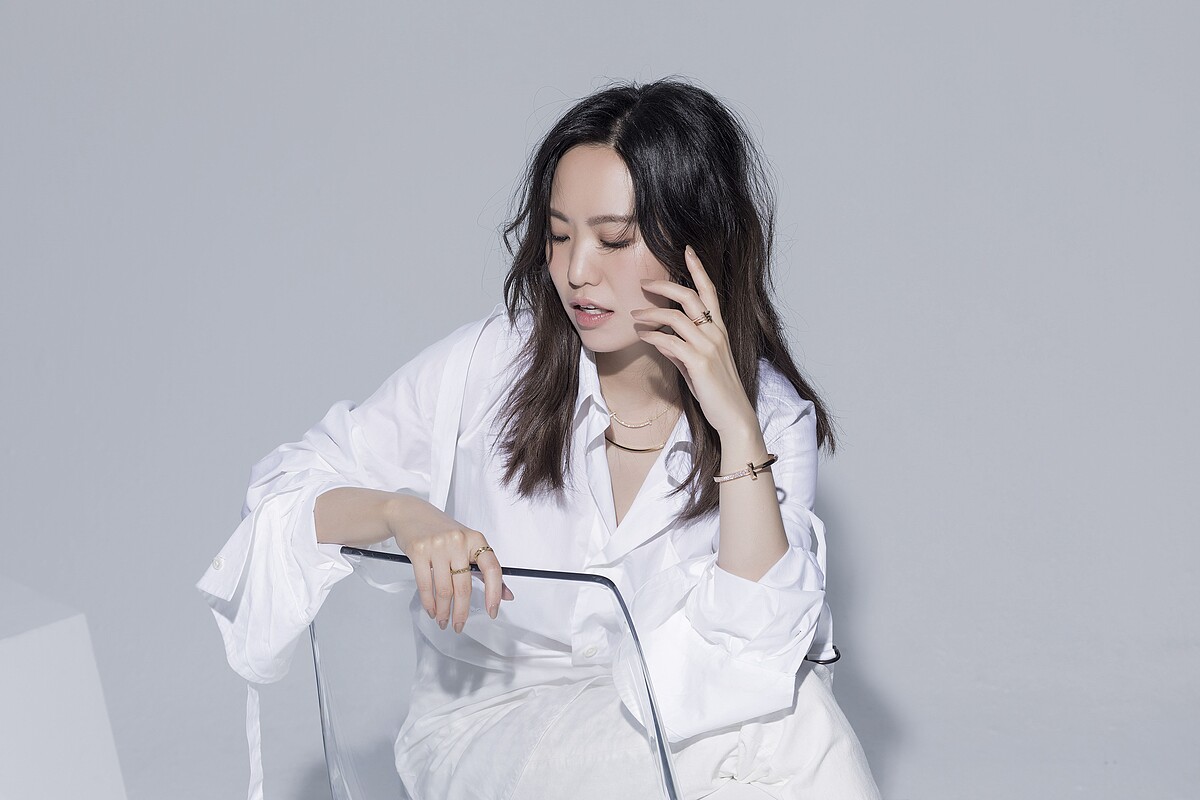 18K玫瑰金窄版戒指、18K玫瑰金窄版鑲鑽戒指、18K玫瑰金寬版鋪鑲鑽石手環，All by Tiffany T1系列；True 18K金寬版戒指、True 18K金窄版戒指、Smile 18K金鑲鑽鏈墜、Smile 18K金鏈墜，All by Tiffany T系列；白襯衫，Vivienne Westwood