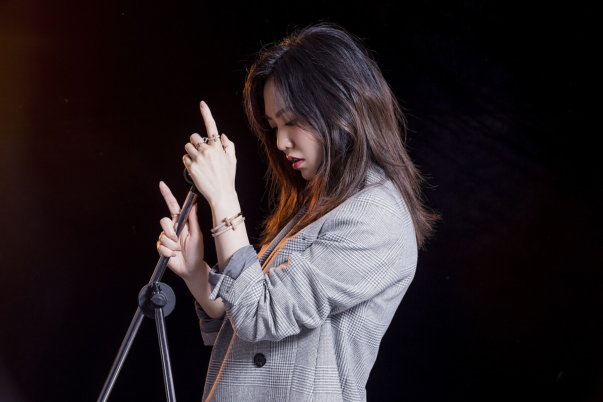 18K玫瑰金寬版戒指、18K玫瑰金寬版鋪鑲鑽石戒指、18K玫瑰金窄版鑲鑽戒指、18K玫瑰金寬版鋪鑲鑽石手環，All by Tiffany T1系列；藍色蕾絲印花洋裝、灰色格紋西裝外套、黑色短靴，All by AllSaints。