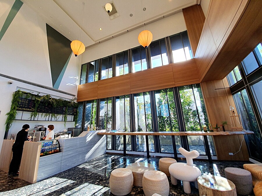 大廳運用大片玻璃擁有絕佳採光