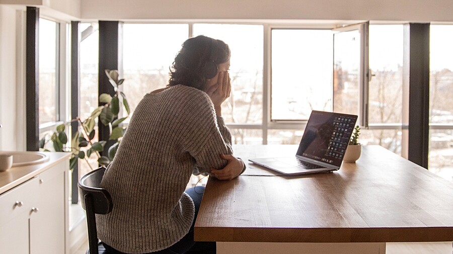 「情緒內耗」是職場工作的最大敵人！會產生負面情緒、降低效率、消磨熱情，快做2招教你擺脫不必要的煩惱