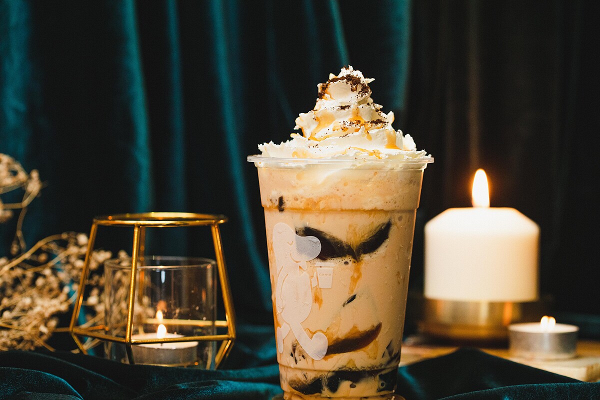 「黑絲絨濃奶茶繽奶昔」售價110元