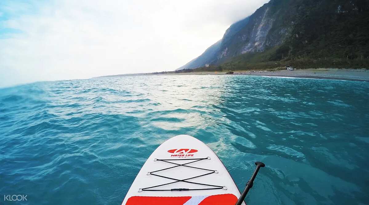 在花蓮清水斷崖一邊划槳,一邊享受美景。Source: KLOOK