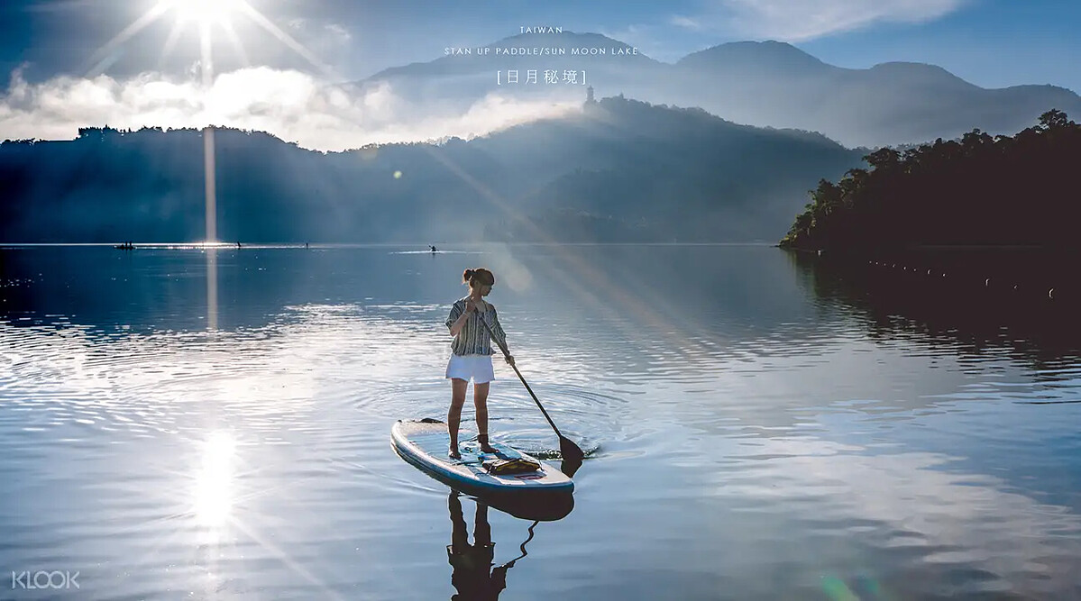 南投日月潭SUP立式划槳體驗可將美不勝收的湖光景色一覽無遺。Source: KLOOK