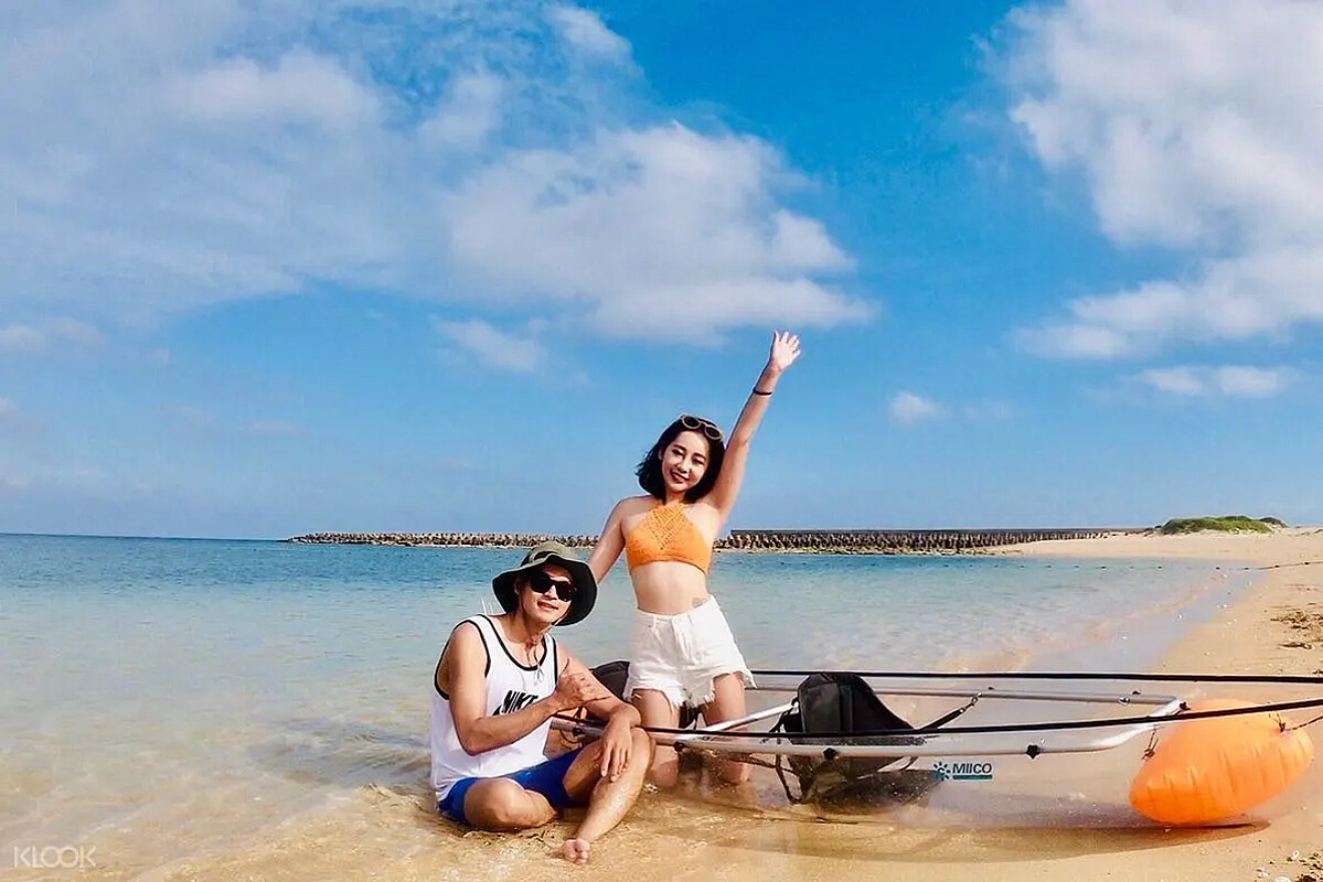 到澎湖隘門沙灘體驗透明獨木舟,輕鬆感受漂浮在水上的感覺。Source: KLOOK