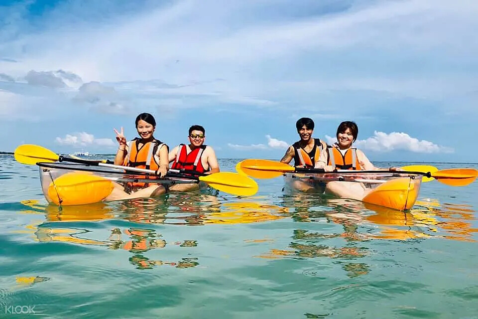 與親朋好友共乘透明獨木舟,輕鬆欣賞水下美景。Source: KLOOK