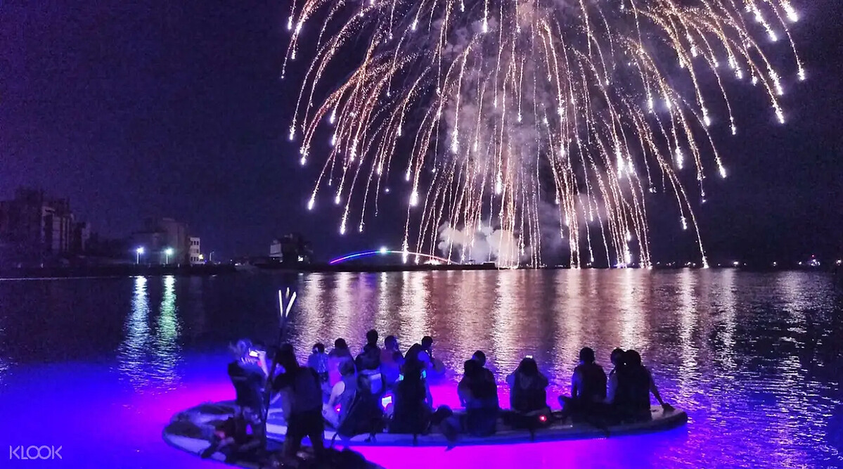 在澎湖乘著SUP在海面上欣賞黑夜中綻放的燦爛花火。Source: KLOOK