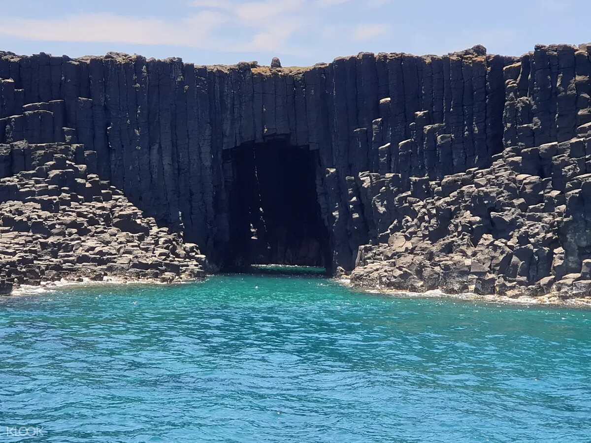 親臨澎湖藍洞,體驗大自然精心雕琢的藍色仙境。Source: KLOOK