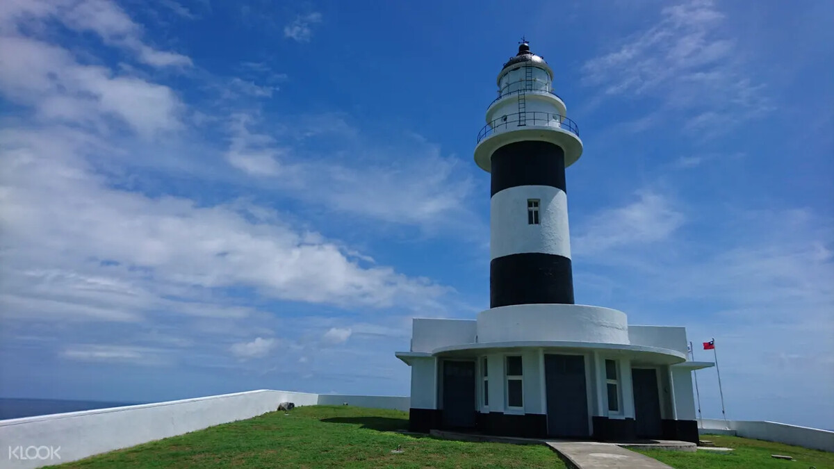 船游出海,探訪澎湖東吉燈塔。Source: KLOOK