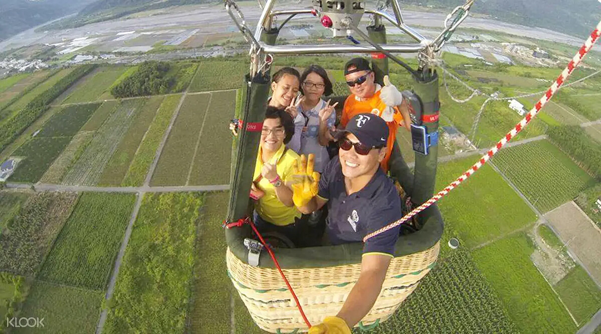 乘著熱氣球到天空中遊覽,悠哉地欣賞東台灣讓人嘆為觀止的美景。Source: KLOOK