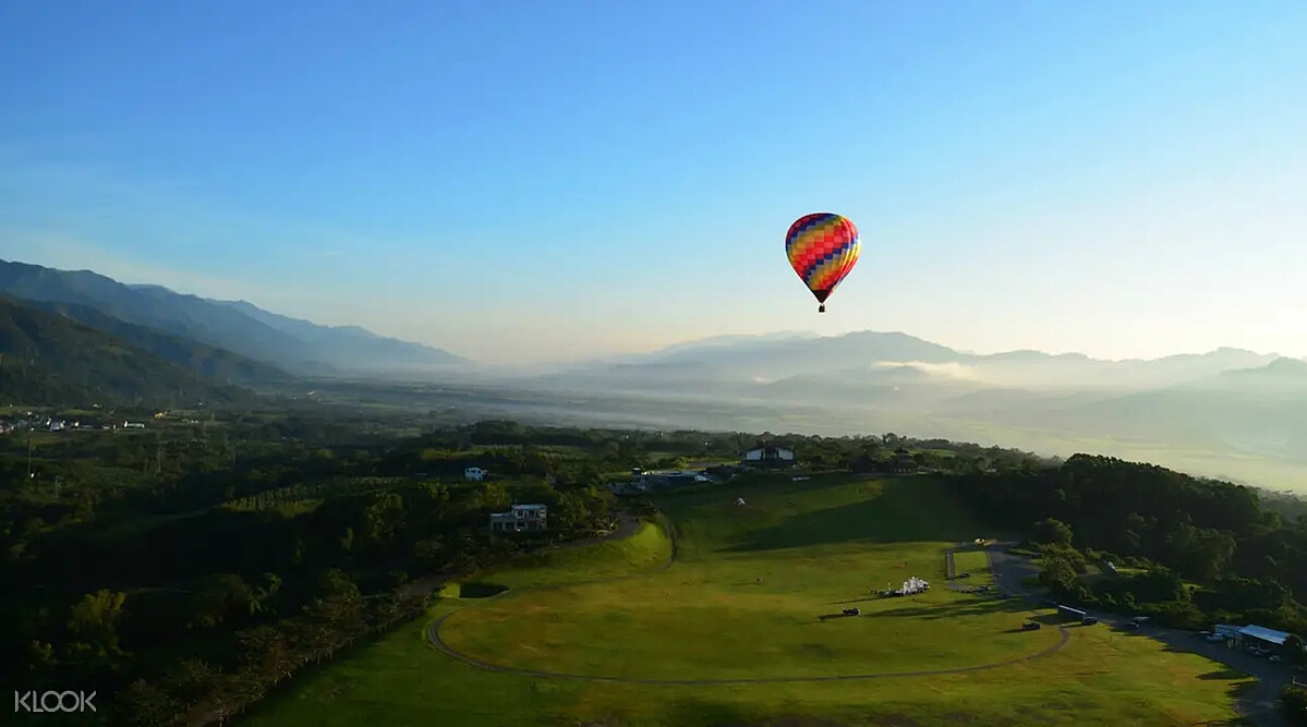前往台東鹿野乘坐熱氣球,體驗空中漂浮之旅。Source: KLOOK