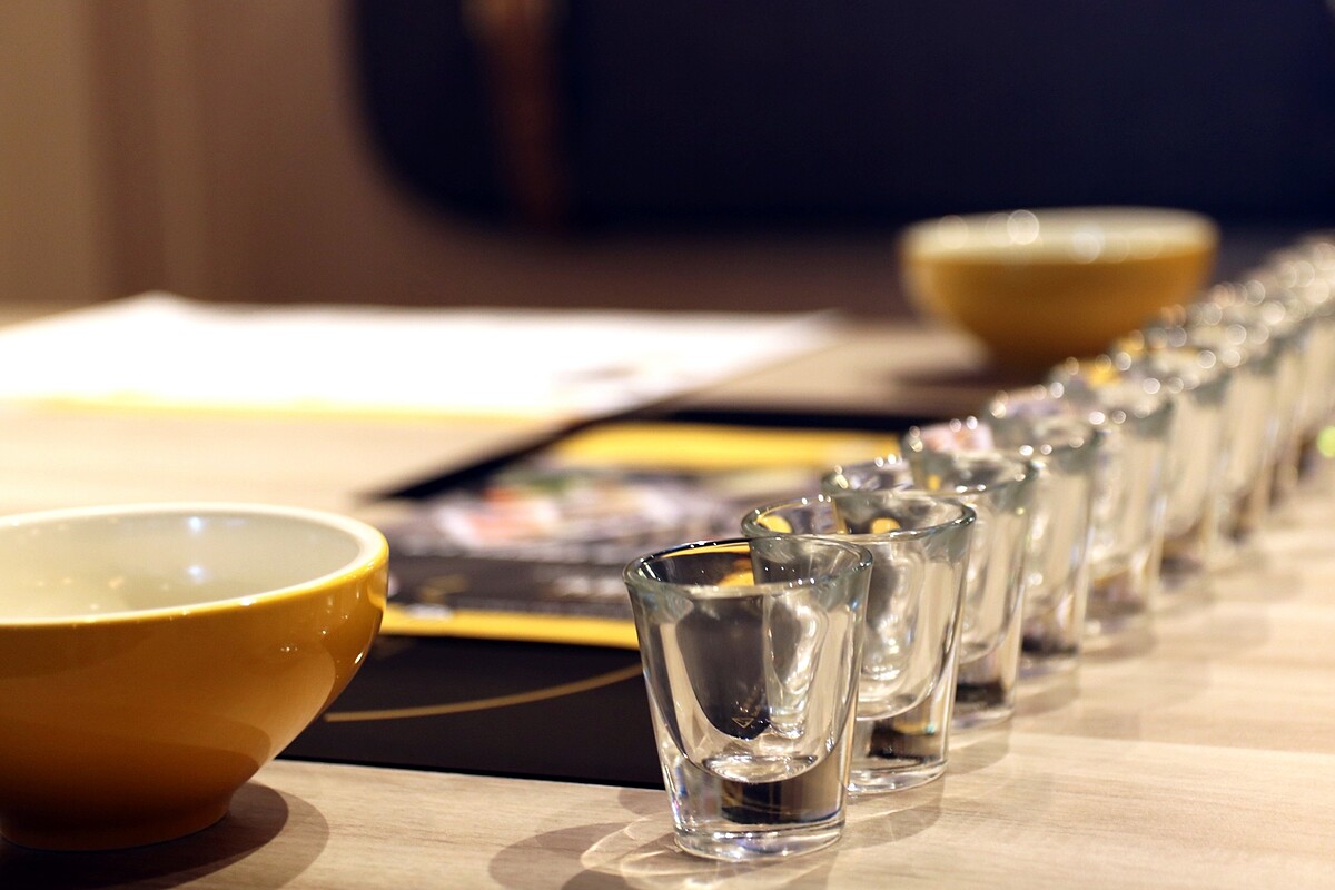 首創試飲服務，經工作人員悉心介紹湯頭種類品嚐後，再決定要選哪一種。