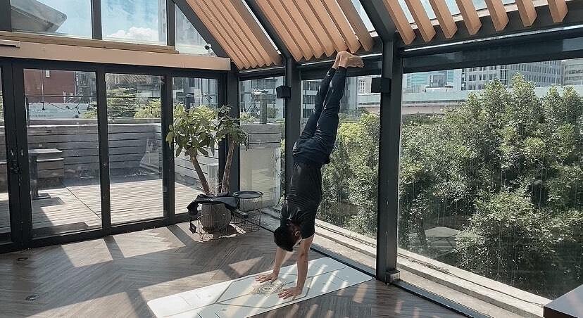 專業教練親授！初學者也適合學的靠牆手倒立3步驟循序漸進訓練！