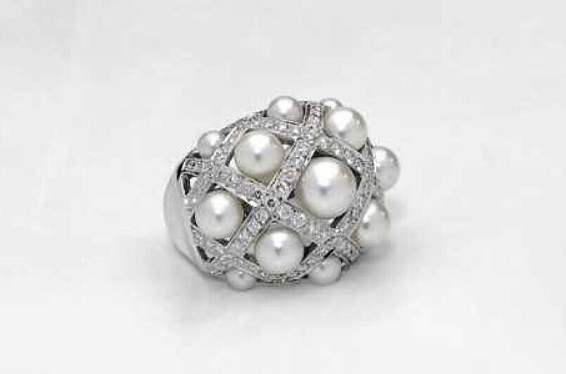 1993年，Chanel 以珍珠結合菱格圖騰戒台