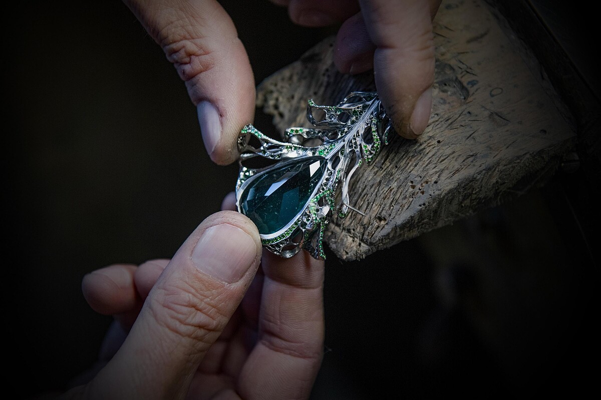 2020 Black Label Masterpiece 大師系列 III 無懼的羽毛，耳環作品的寶石鑲嵌工藝