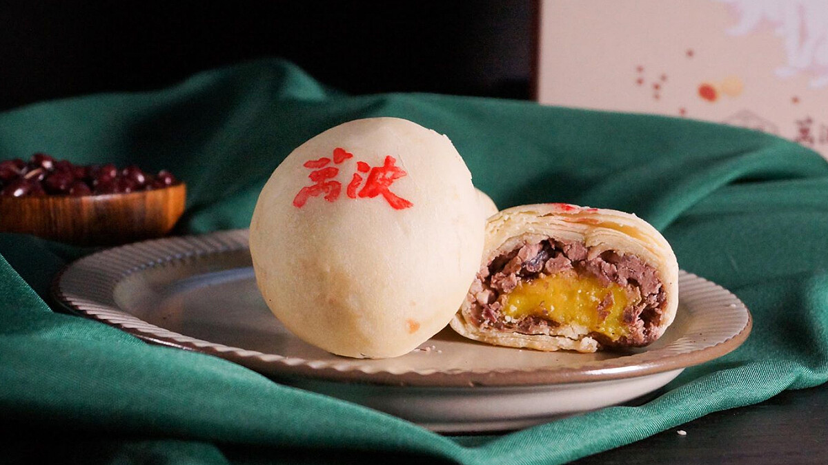 《萬波》中秋出新招!攜手百年餅舖《顏新發》推出「紅豆粉粿月餅」,今年最狂的月餅新口味
