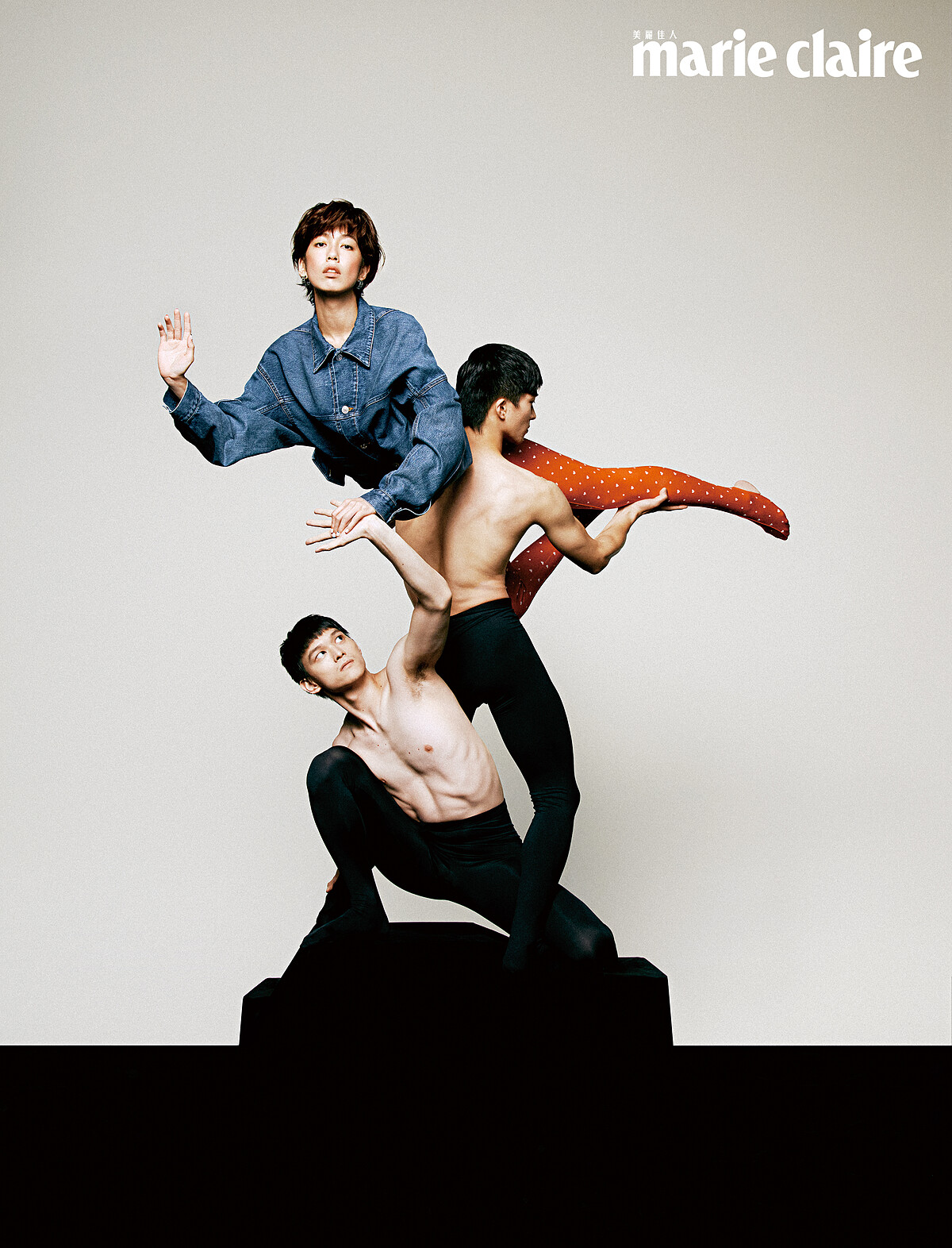 3. 圓形耳飾、丹寧外套、圓點連趾緊身襪，all by Balenciaga。