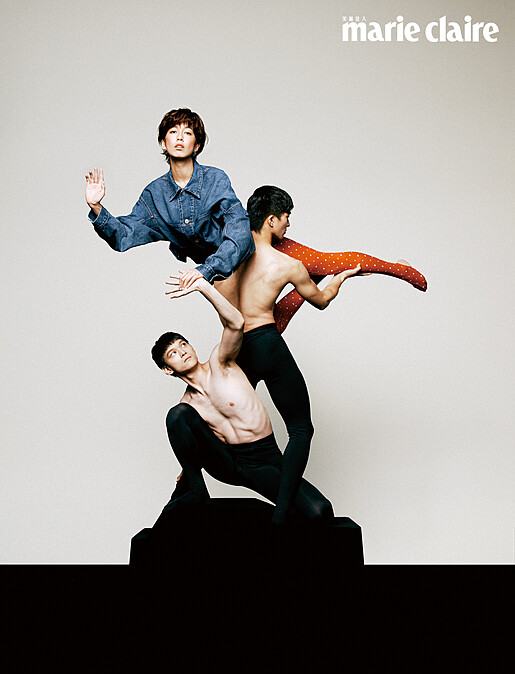 3. 圓形耳飾、丹寧外套、圓點連趾緊身襪，all by Balenciaga。