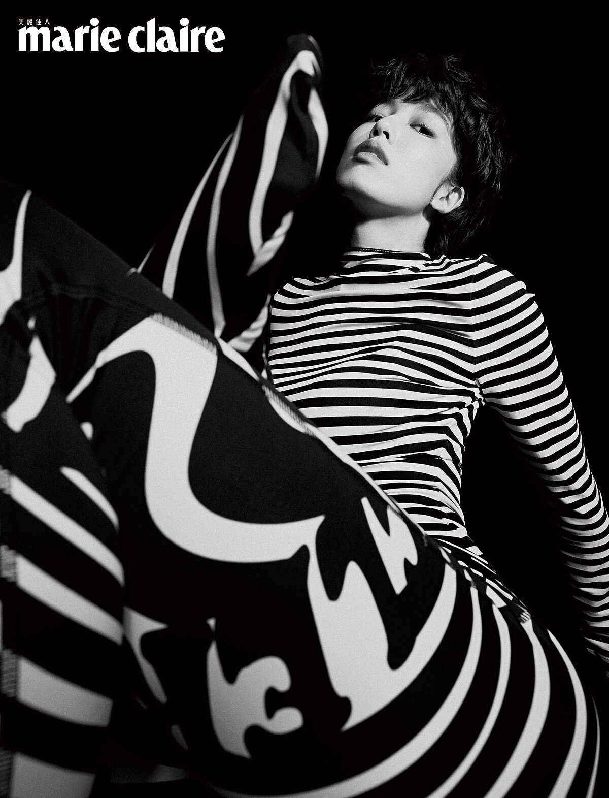 2. 黑白條紋緊身上衣，Burberry；雙色印花緊身襪，8 Moncler Richard Quinn。