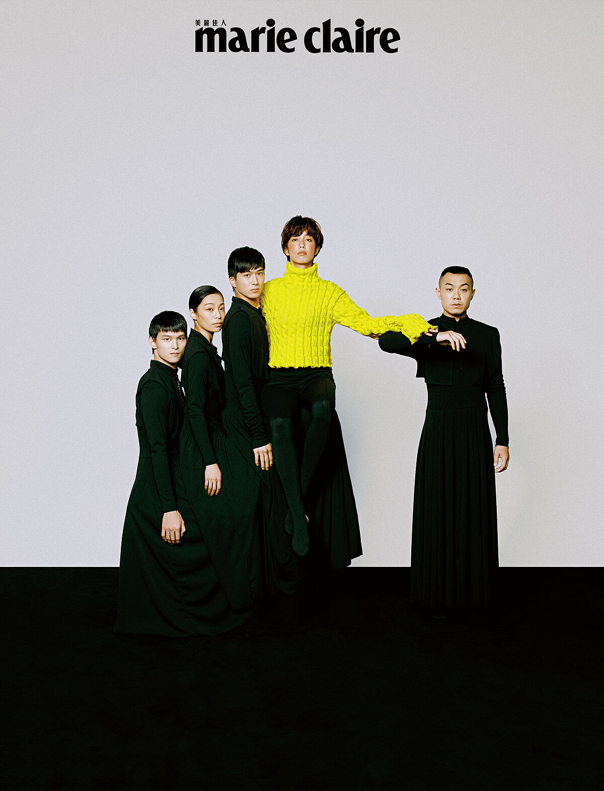 4. 艷黃粗針織上衣、墨黑色連趾緊身襪，both by Balenciaga。