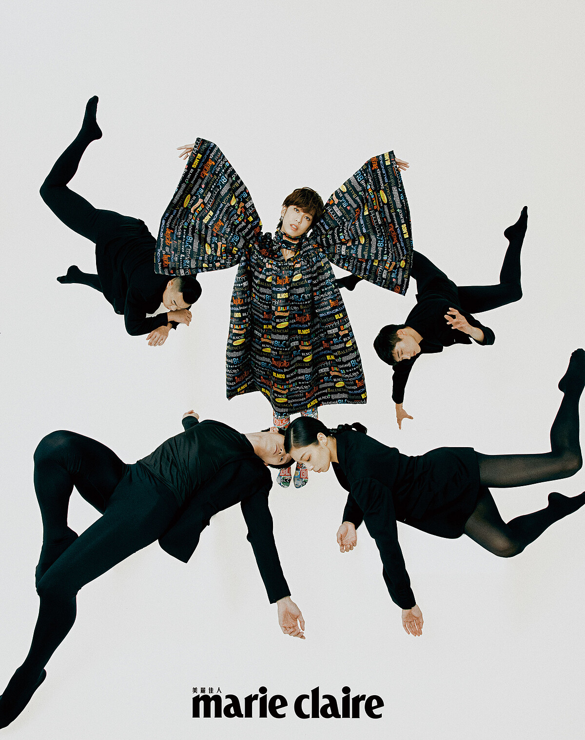 5. 圓形耳飾、印花鐘型洋裝、印花連趾緊身襪，all by Balenciaga。