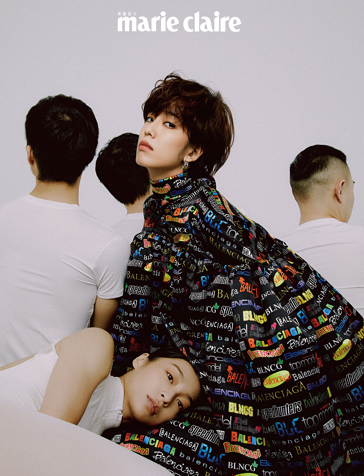 1. 圓形耳飾、印花鐘型洋裝，both by Balenciaga。