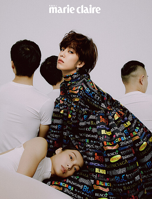 1. 圓形耳飾、印花鐘型洋裝，both by Balenciaga。