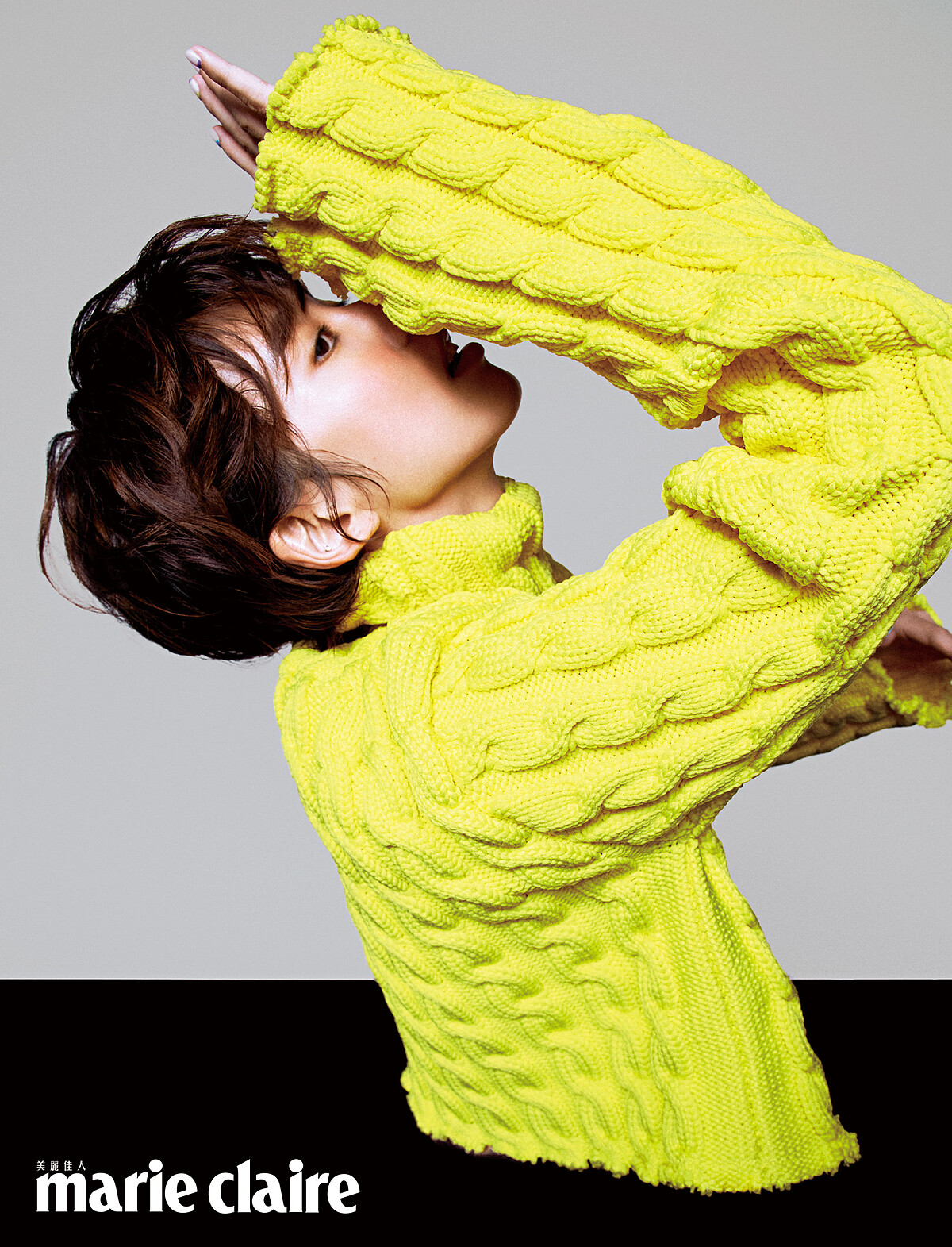 4. 艷黃粗針織上衣、墨黑色連趾緊身襪，both by Balenciaga。