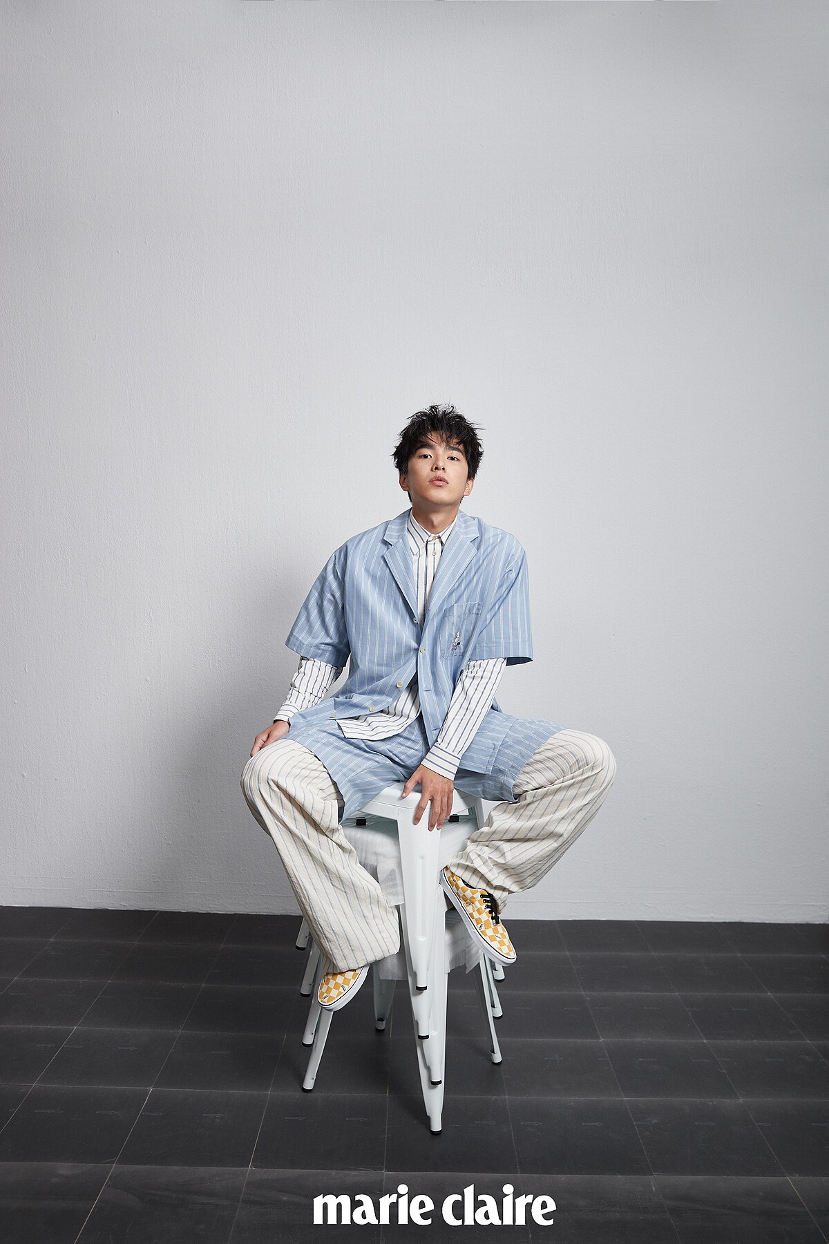 天藍短袖襯衫、天藍棉質短褲、象牙白長袖襯衫、象牙白長褲，all by Gucci；黃色棋盤格板鞋，Vans。