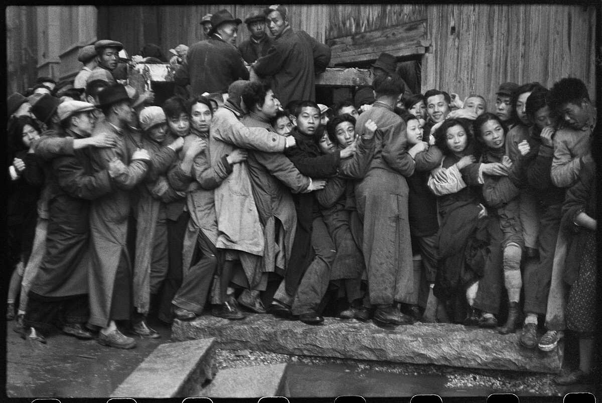 《一日將盡，排隊的人們仍抱著希望能買到黃金，上海，1948年12月23日》