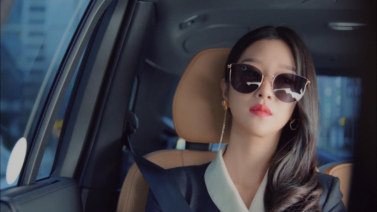 《雖然是精神病但沒關係》劇中徐睿知(高文英)配戴款PP.SC-7.C10PG，NT8,880