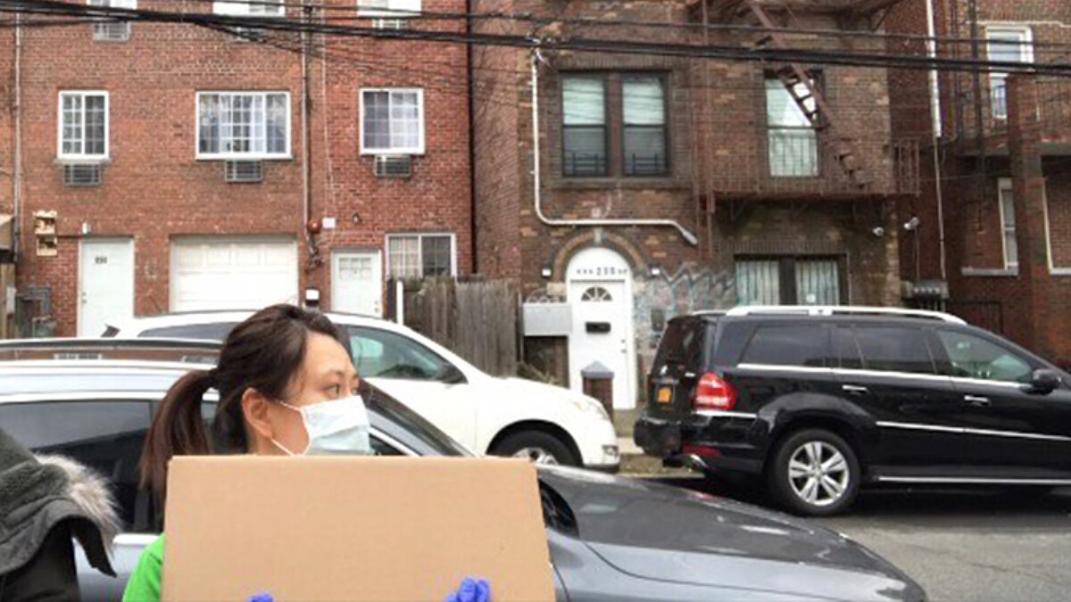 封城前誤入紐約，台灣女孩成物資志工，每天扛３０公斤以上：我想送的不只是物資，是搭一座盼望的橋