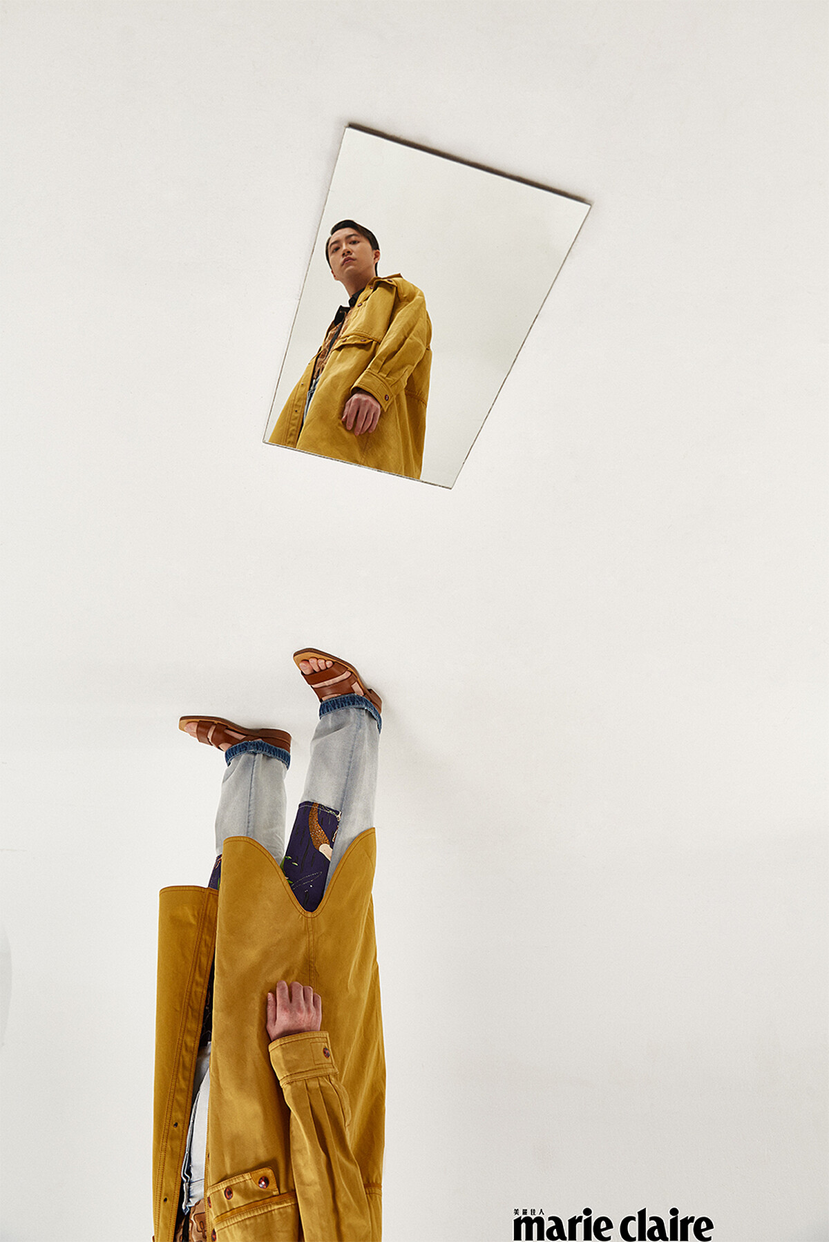 雙色拼接印花襯衫，Coach；拼接布花丹寧褲，Loewe；駝色連帽外套、皮革涼鞋，both by Fendi。