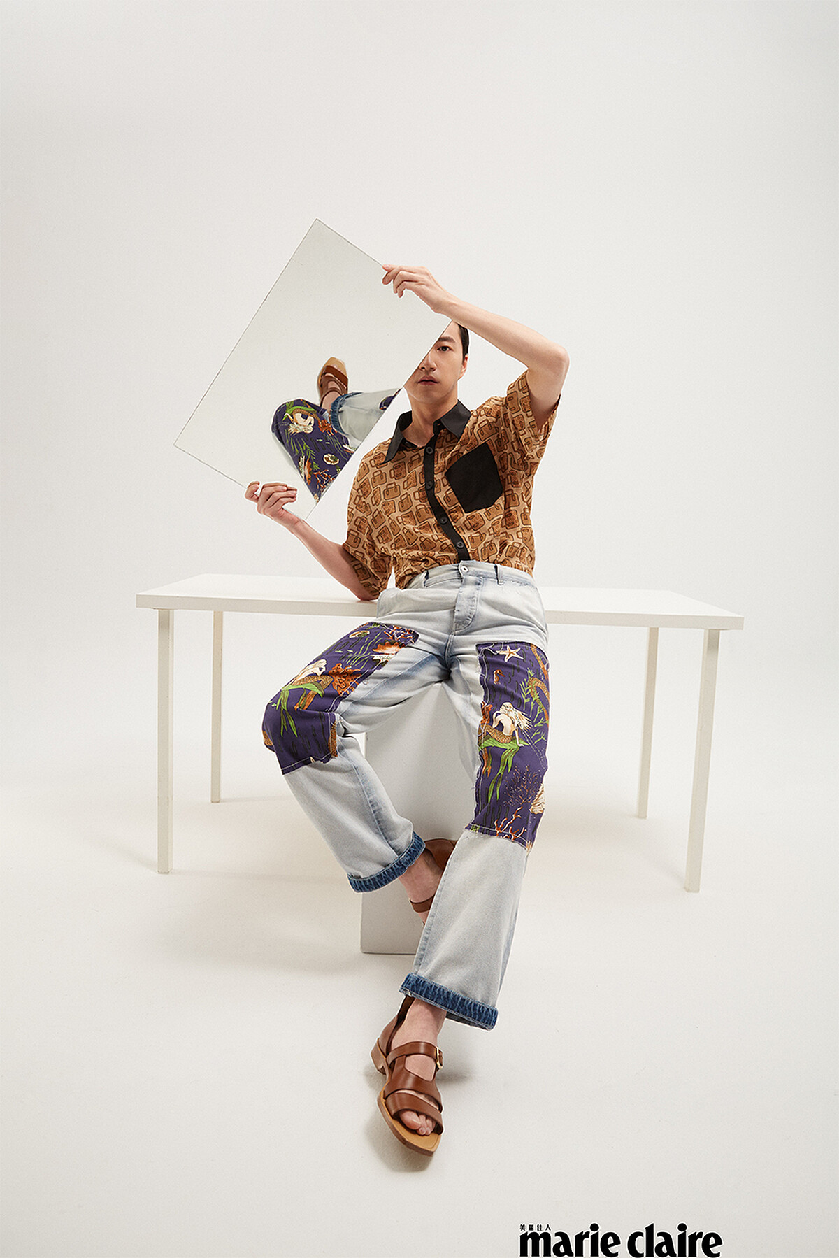 雙色拼接印花襯衫，Coach；拼接布花丹寧褲，Loewe；皮革涼鞋，Fendi。