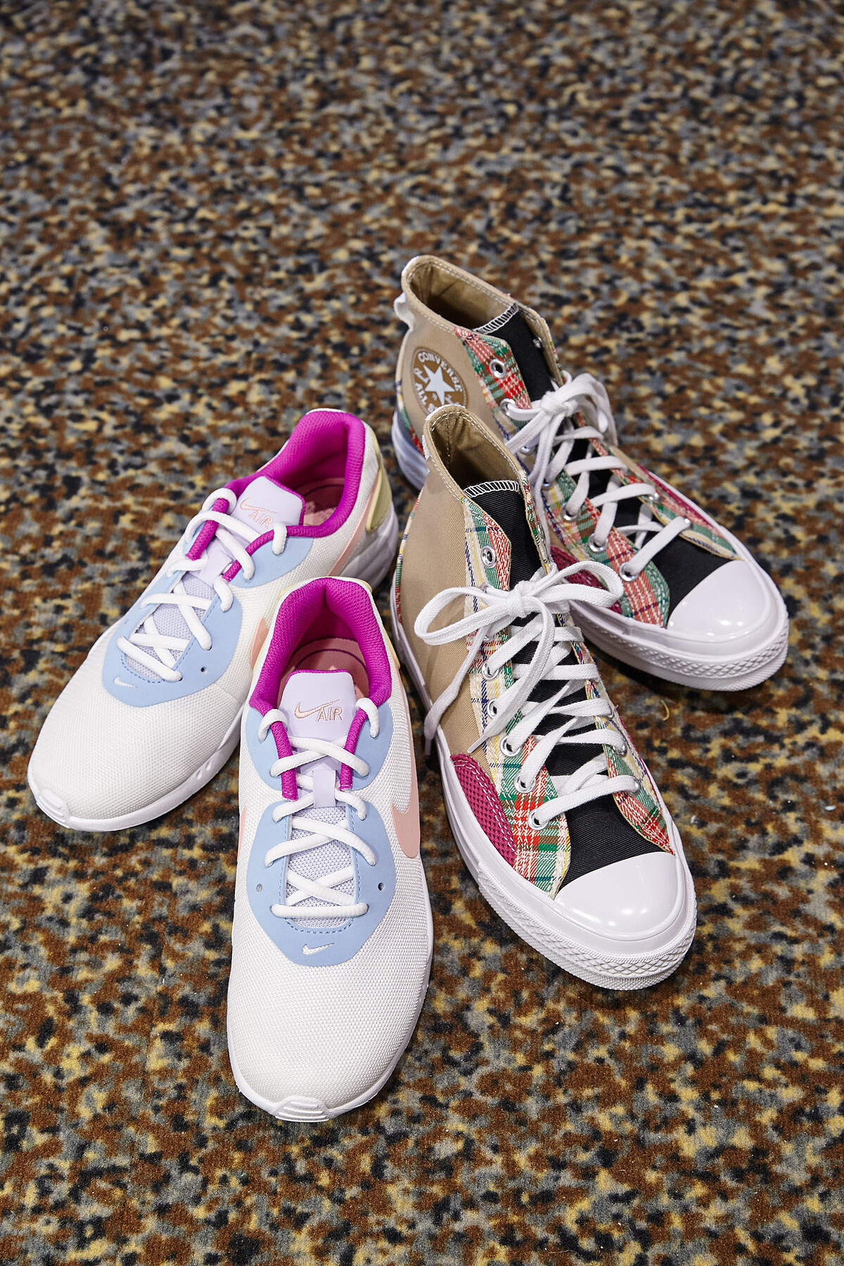 左【NIKE指定系列任選2雙】 三倍卷專屬價NT3,000、原價NT5,400(台北信義新天地) ,右converse Converse Mix & Match x Chuck 70 推薦價2,980